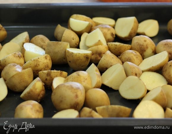 Порежьте картофель кусками не больше трех сантиметров.