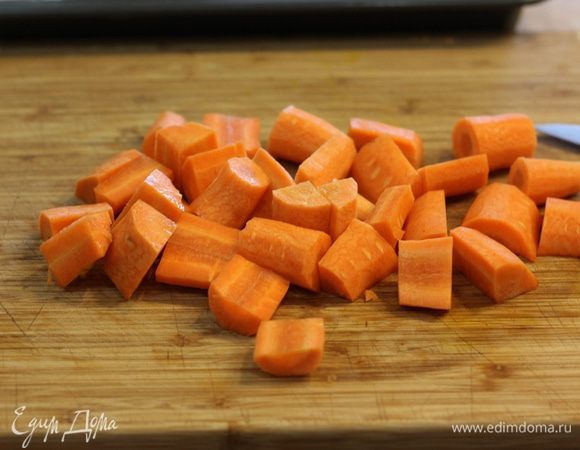 Порежьте морковь не больше полутора-двух сантиметров.