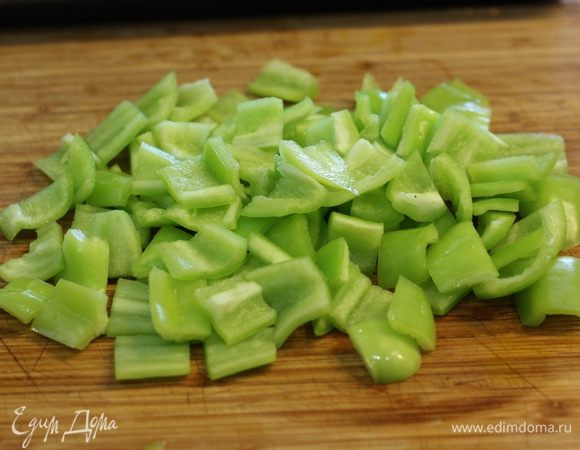 Сладкий перец - кубиками два на два сантиметра.