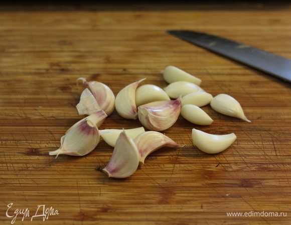 Чеснок разобрать на зубчики - не очищая.