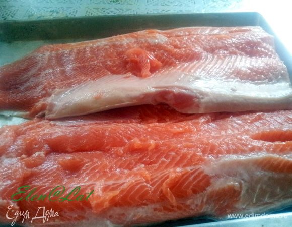 Итак, все не так сложно, как кажется. Берем целую рыбу и разделываем. У нас должно получиться две половины, без костей и головы.