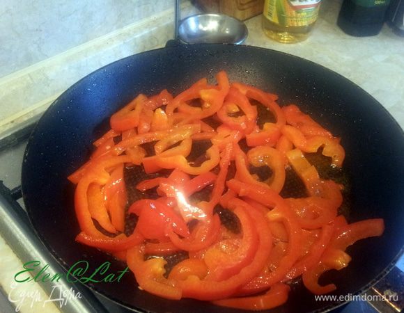 В сковороде обжариваем не растительном масле нарезанный соломкой сладкий перец.