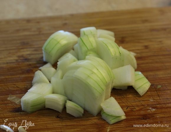 Лук - довольно крупно.