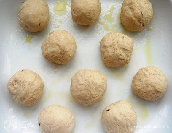 Сформовать из теста небольшие булочки круглой формы. Они должны быть совсем маленькими, на 1-2 укуса.