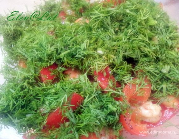 Отдельно обжарить креветки. Смешать обжаренный перец, креветки и укроп, мелко нарезанный. Смесь посолить и поперчить.
