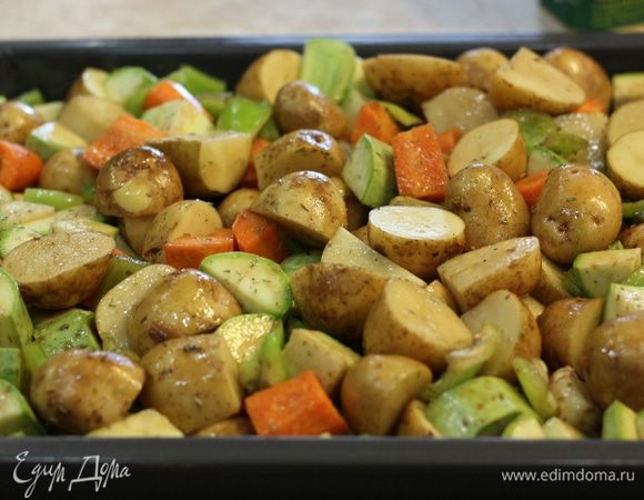 Сложить все в соответствующую глубокую форму. Посолить, добавить пряности, кроме черного перца. Полить бальзамическим уксусом и оливковым маслом. Хорошо перемешать.