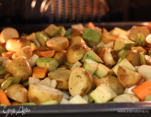 Поставить в духовку на среднюю полку при температуре 200 градусов. Запекать, периодически помешивая, в течение 2 часов.