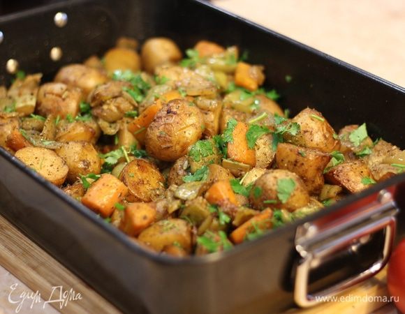 Поперчите, посыпьте рубленой зеленью