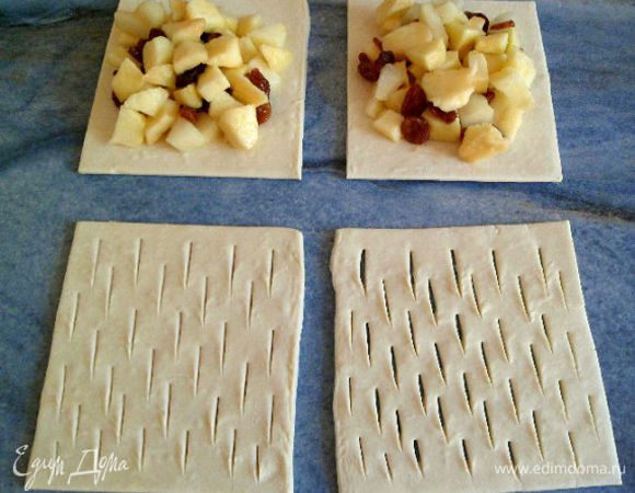 в середину квадрата укладываем начинку,а другой квадрат надрезаем ножом в шахматном порядке.