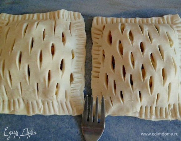 затем надрезаный квадрат ложим сверху на начинку и при помощи вилки защипываем