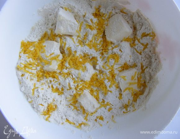 Добавить щепотку соли и цедру.