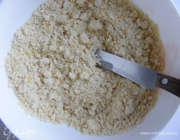 Порубить специальной рубилкой или двумя ножами до получения крошки.