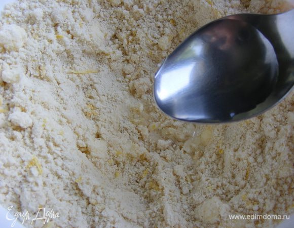 Сделать колодец, добавить 5 столовых ложек ледяной воды.