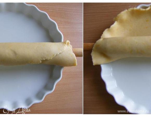 И аккуратно, с помощью скалки, перенести его в форму.