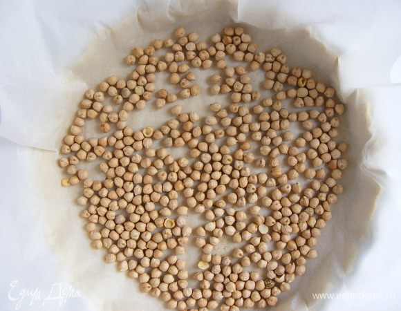 Положить сверху бумагу и на нее насыпать "груз" (фасоль, горох..). Запечь 15 минут при 180С, а потом без груза подсушить донышко минут 5-10. Если вы увидите, что корж начинает "пузыриться", просто проколите это место еще раз вилкой.