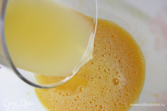 Яйца слегка взбить с ванильным сахаром и влить лимонный сок.