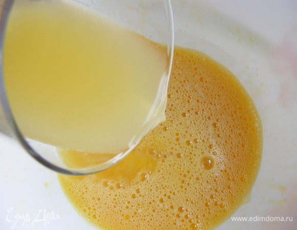 Яйца слегка взбить с ванильным сахаром и влить лимонный сок. 