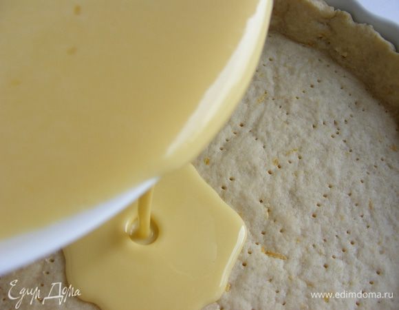 Корж достать из духовки и вылить на него заливку.