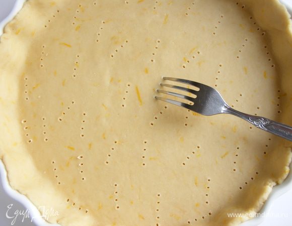 Через 10 минут форму достать и наколоть тесто вилкой.