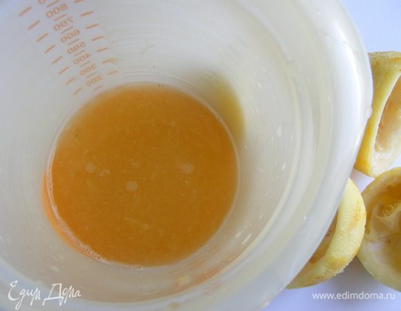 В это время можно заняться лимонной заливкой. Из лимонов выжать сок. Процедить.