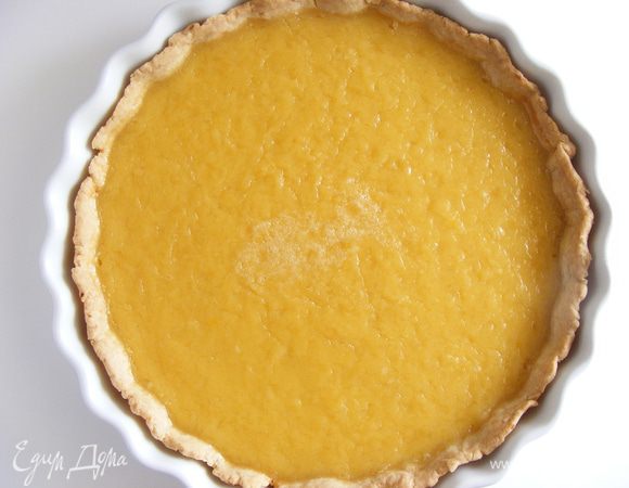 Готовый пирог остудить. И убрать хотя бы на 1-2 часа в холодильник.