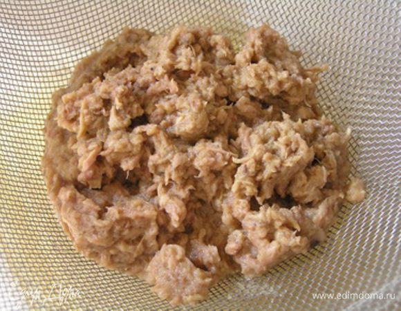 Тунца откинуть на дуршлаг,

