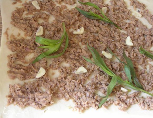 выложить тунца, нарезанный чеснок и эстрагон,

