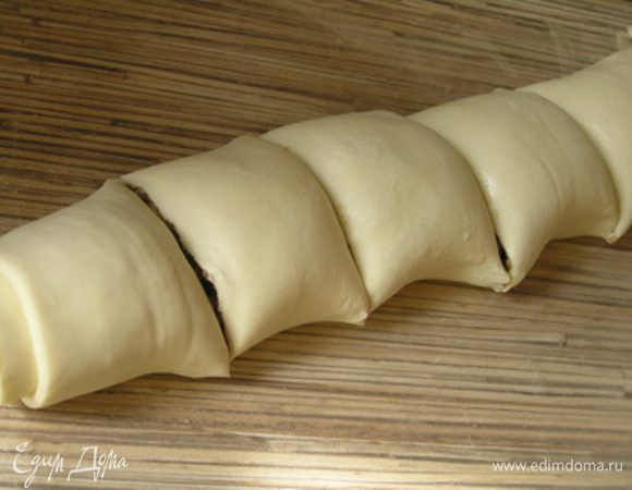 завернуть в рулет, разрезать на 4-6 частей.
