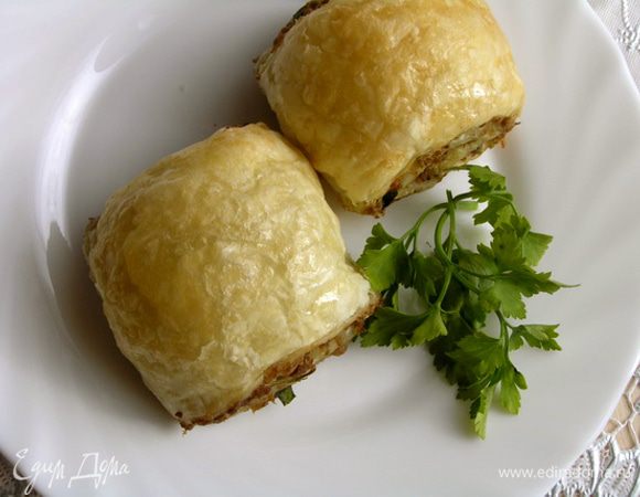 Выпекать рулетики при 220*С около 20 минут до румяного цвета. Закуска готова!

