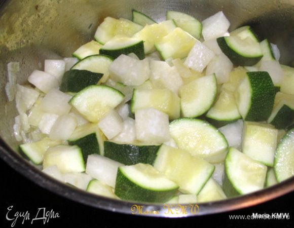 Лук и овоши почистить и помыть, мелко порезать.
Лук обжарить слегка на топленом масле, добавить кольраби, залить 100 мл воды и тушить 5 минут с закрытой крышкой. После добавить цукини и тушить еще 5 минут.