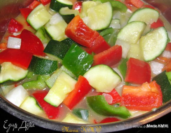 После добавить болгарский перец и потушить все вместе 5-8 минут. Долить воды или овощного бульона, если требуется.