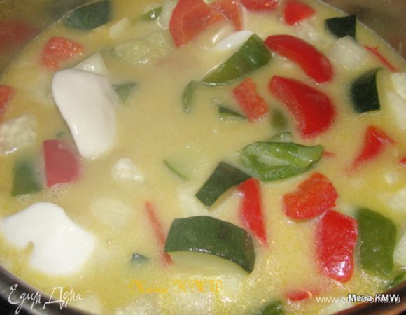 Как овощи стали мягче, влить молоко, добавить специи, посолить, дать немного повариться и убрать суп с плиты.