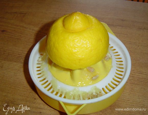 Выжимаем сок из лимонов (100 мл - это где-то сок 2-х лимонов) и охлаждаем его в течении 10 минут.