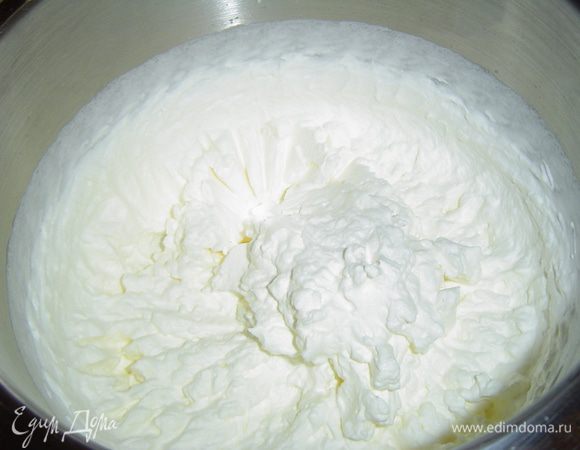 Охлажденные сливки взбиваем до устойчивых пиков,