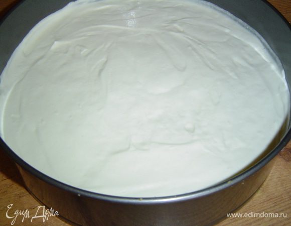 Сливочную основу выкладываем в форму поверх печенья и выравнимаем поверхность. Выпекаем при 180 гр. 10-15 минут, этого времени достаточно, чтобы схватилась основа. Даем ему остыть в форме при комнатной температуре, а затем отправляем в холодильник на 12 часов!!! Именно на 12 часов, не меньше, иначе консистенция будет другой, да и вкус тоже.