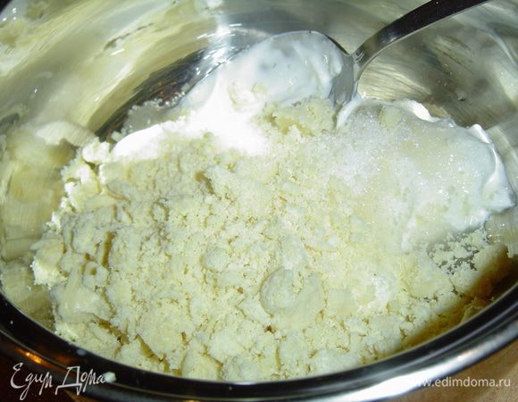 Когда тарт полностью охладился приступаем к приготовлению карамели. В кастрюльку кладем сметану, сахар, тертый белый шоколад и варим на медленном огне до загустения карамели, а затем добавляем сливочное масло и еще раз провариваем до загустения постоянно помешивая.