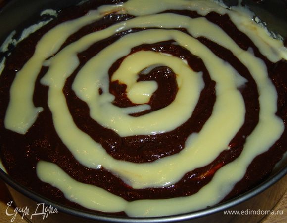 Горячую карамель(карамель нужно распределять горячей, так как она очень быстро остывает и становится очень густой) распределяем по тарту, чередуя белую и черную карамель.