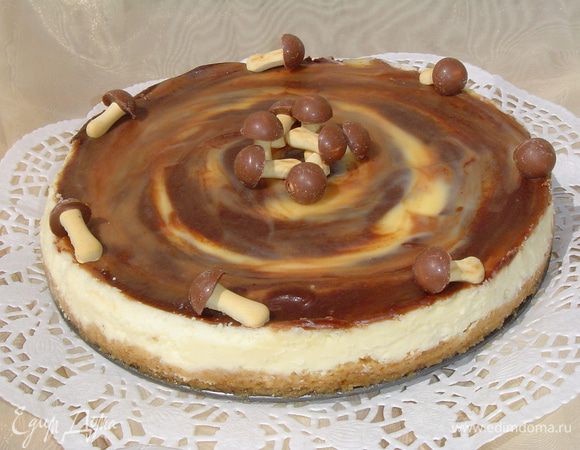 Ровняем карамельный слой ложкой по кругу, придавая тем самым "мраморный" эффект. Даем тарту остыть.