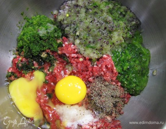 Все очень просто. Измельчите мясо. Затем зелень и в конце — репчатый лук. Так как я его кладу много, то я потом не использую хлеб, чтобы весь фарш вышел из мясорубки. Лук мне заменяет в этом процессе хлеб. Добавьте яйца, тимьян, соль, перец.