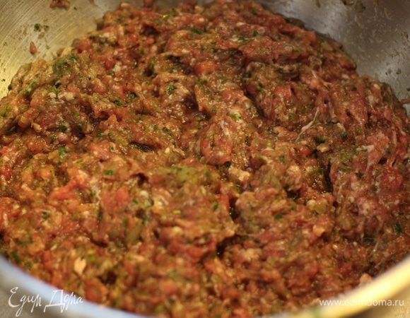 Перемешайте хорошо фарш. Можете его даже немного отбить, чтобы он стал однороднее и плотнее.