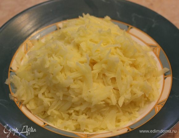 Натрите на крупной терке сырой картофель. Слегка выжмите его и добавьте к фаршу.