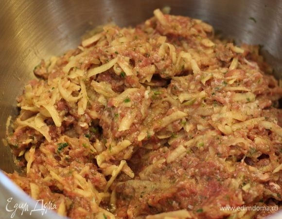 Хорошо перемешайте фарш с картофелем. Если вы использовали свинину, то возьмите немного фарша и обжарьте его на сковороде, чтобы попробовать на соль. Если вы используете говядину или баранину, можно пробовать сырое мясо. Фарш должен быть хорошо (правильно) посолен, иначе вкус готовых котлет не проявится. Если надо, досолите фарш.