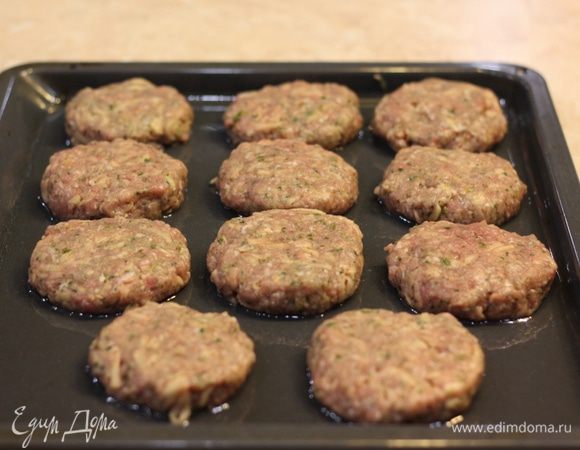Сформируйте круглые котлеты толщиной около 1 см. Выложите их на смазанный растительным маслом противень.