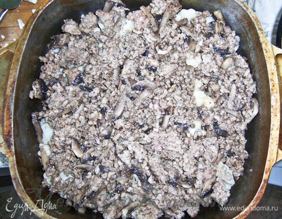 Сверху на капусту выложить фарш с грибами. 