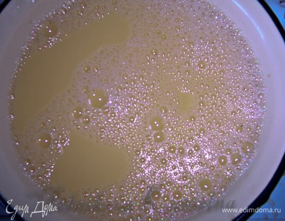 В молоке/сливках венчиком разбить яйца, добавить тертый на мелкой терке сыр, также добавить немного соли и перца. Залить мусаку молочной смесью. 