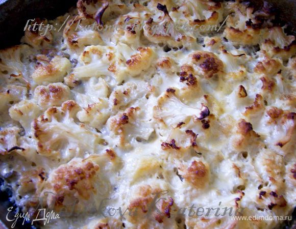 Отправить выпекаться в духовку на 50 минут при 180 градусах, заливка должна во всех частях мусаки "схватиться". Достать из духовки и дать ей остыть до слегка теплого состояния, тогда она будет ровно резаться на порционные куски. Подавать теплой, можно со сметаной. Приятного аппетита! 