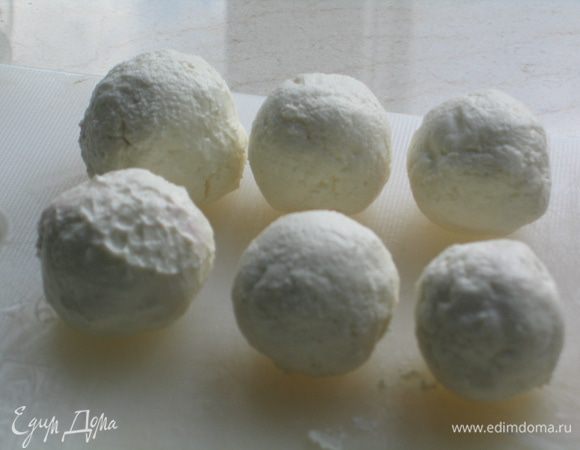 Каждую ягоду обернуть в белый творог (1 пачка)…аккуратно, чтобы ягода не лопнула, скатать шарики. Охладить в морозильной камере 5 минут или в холодильнике минут 15