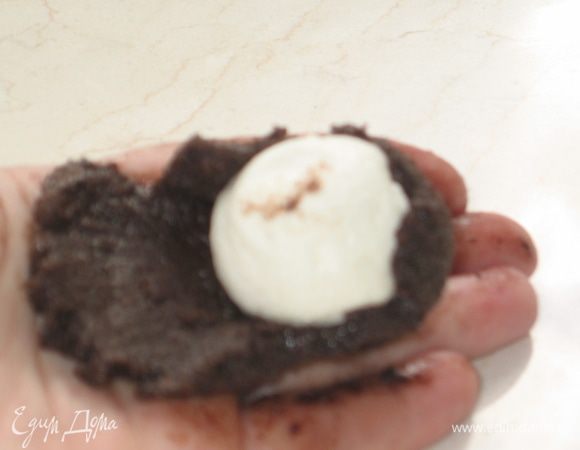 Обернуть белые шарики шоколадной творожной массой…