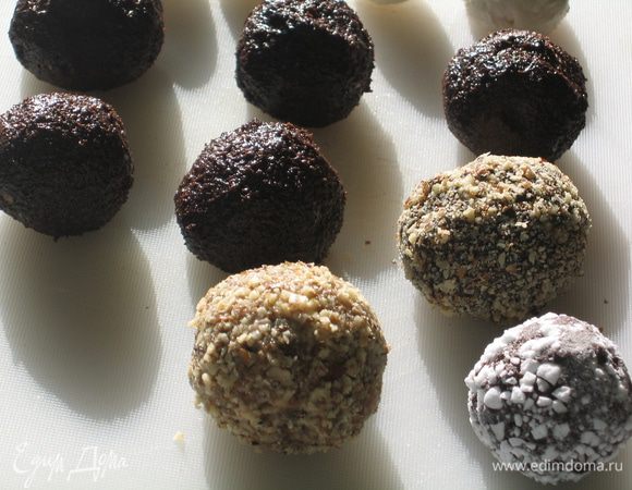 Обвалять колобки в размельченных орехах, кукурузных хлопьях или безе.  Охладить в холодильнике 30 минут