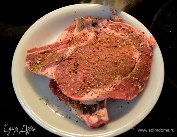 Растереть этой массой стейки с 2-х сторон.